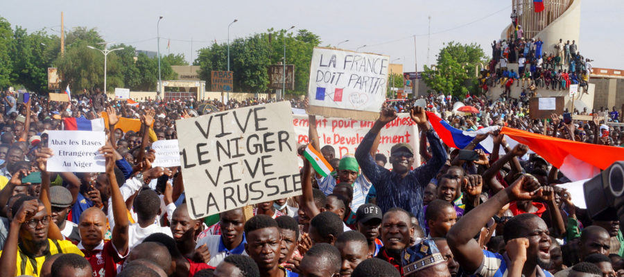 جريدة “لوفيغارو” الفرنسية: “فرنسا تخسر عملية ليّ الأذرع مع الانقلابيين في النيجر”