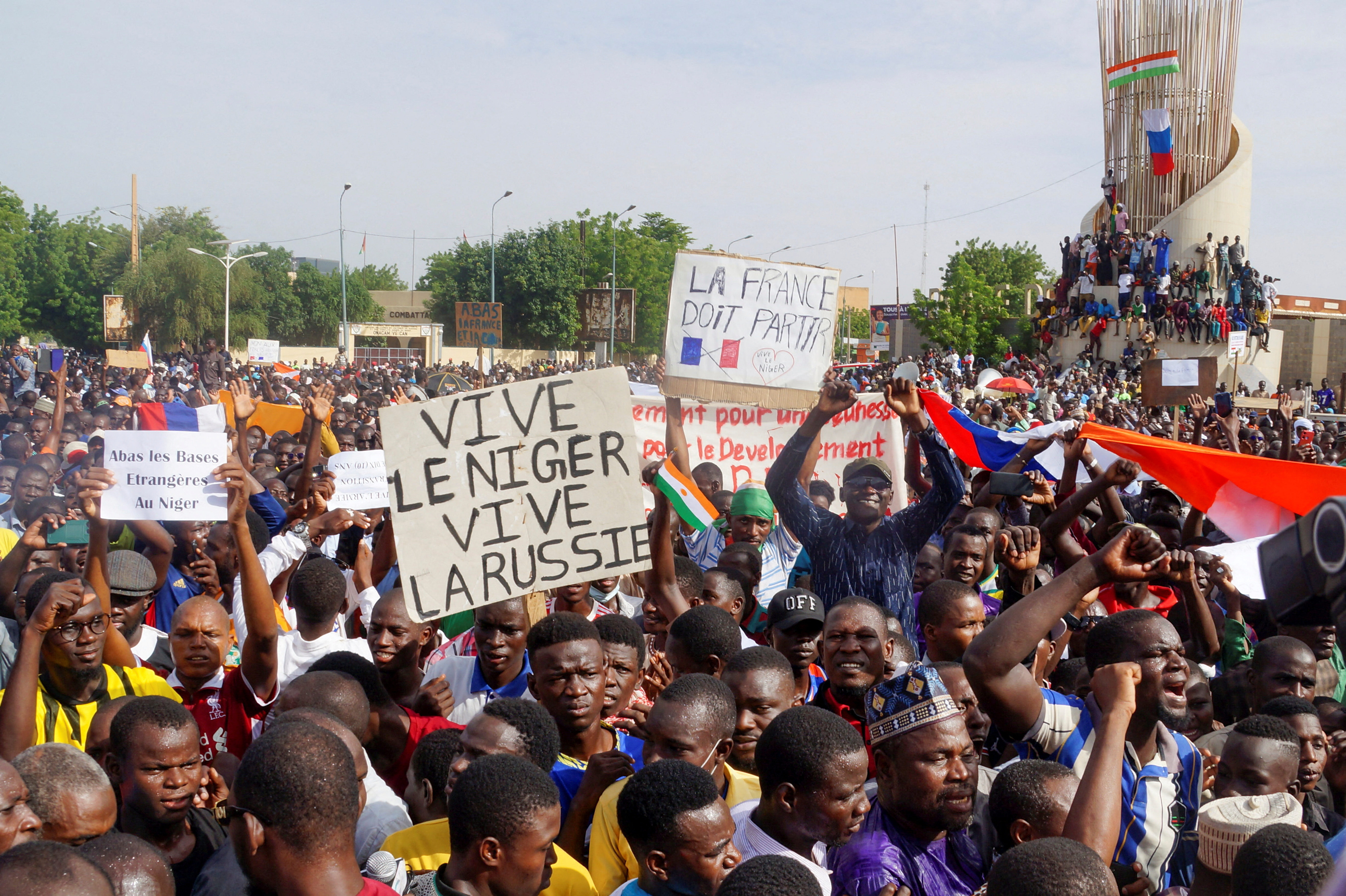 جريدة “لوفيغارو” الفرنسية: “فرنسا تخسر عملية ليّ الأذرع مع الانقلابيين في النيجر”