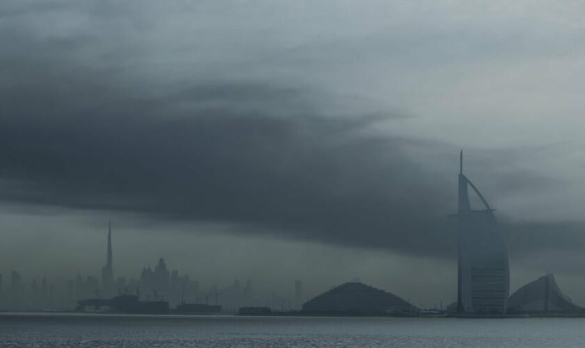 صنداي تايمز: في مركز أبوظبي التجاري، دوّت الموسيقى الإماراتية الحماسية عبر مكبرات الصوت – لحن وطني في زمن الحرب/ ريبورتاج/