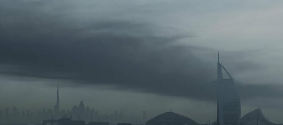 صنداي تايمز: في مركز أبوظبي التجاري، دوّت الموسيقى الإماراتية الحماسية عبر مكبرات الصوت – لحن وطني في زمن الحرب/ ريبورتاج/