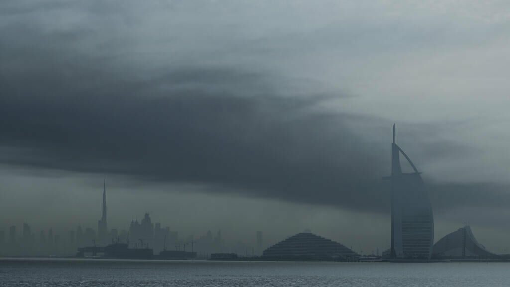 صنداي تايمز: في مركز أبوظبي التجاري، دوّت الموسيقى الإماراتية الحماسية عبر مكبرات الصوت – لحن وطني في زمن الحرب/ ريبورتاج/