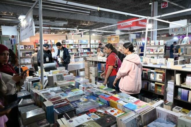معرض تونس الدولي للكتاب: “تيك توك” و”أنستغرام” يقودان اليافعين إلى أجنحة دور النشر واستياء من قلة الكتب بالإنقليزية