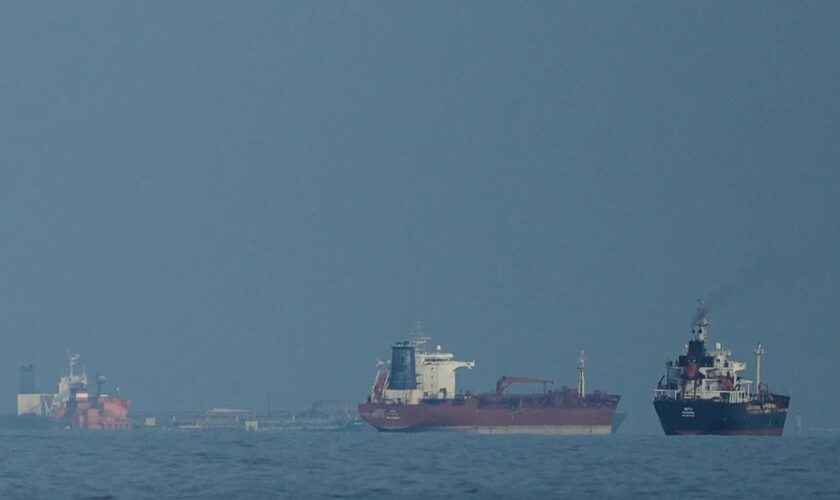 نيوزيويك: حصار أمريكي في بيئة معقدة .. لماذا يبدو تطويق إيران بحرياً مهمة شبه مستحيلة؟