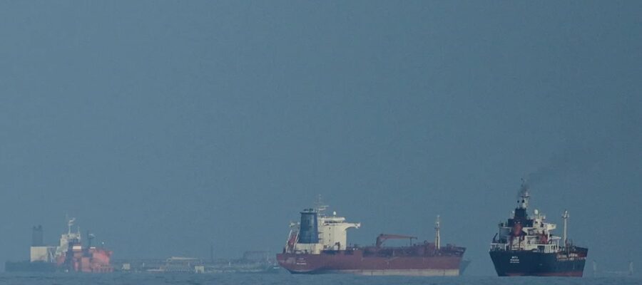 نيوزيويك: حصار أمريكي في بيئة معقدة .. لماذا يبدو تطويق إيران بحرياً مهمة شبه مستحيلة؟